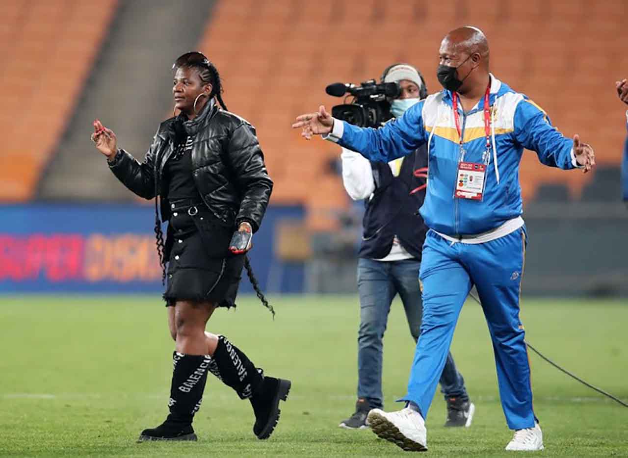 Pictures! Angry Chiefs Supporter Spot Something Strange Carried By MaMkhize Bodyguard