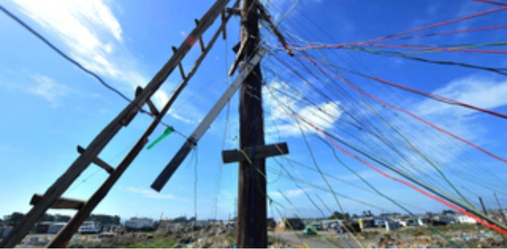 Couple dies after hanging laundry on electric wire.