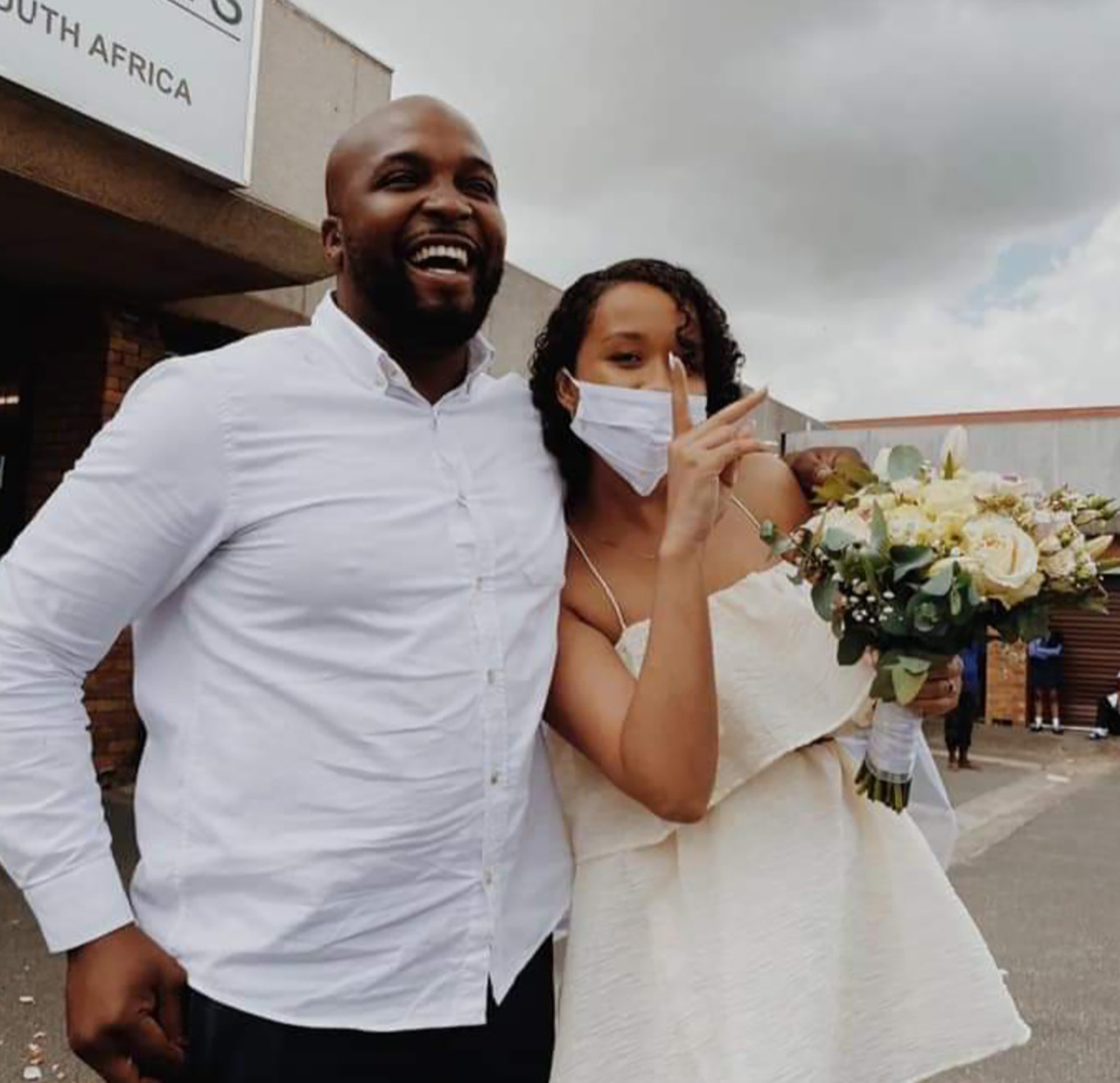 Mzansi left speechless after seeing a couple getting married at Home Affairs>A wedding costing R70?