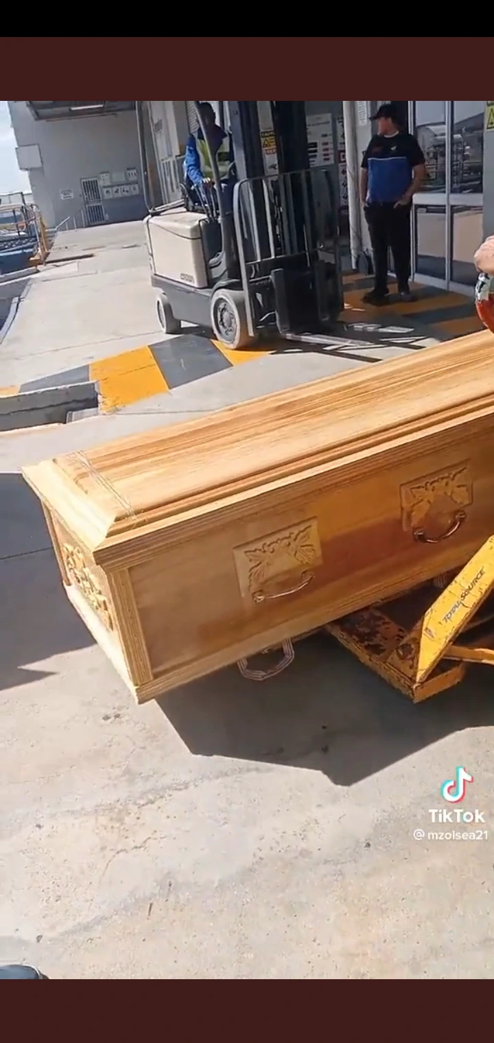 “They finally managed to bring Ms Lindokuhle Sixaxeni home”. Teacher who died in China arrives.