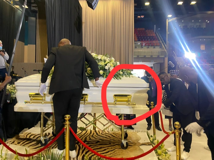 “How Much Is This Coffin?” People We’re Left With Questions After What They Spotted On This Coffin
